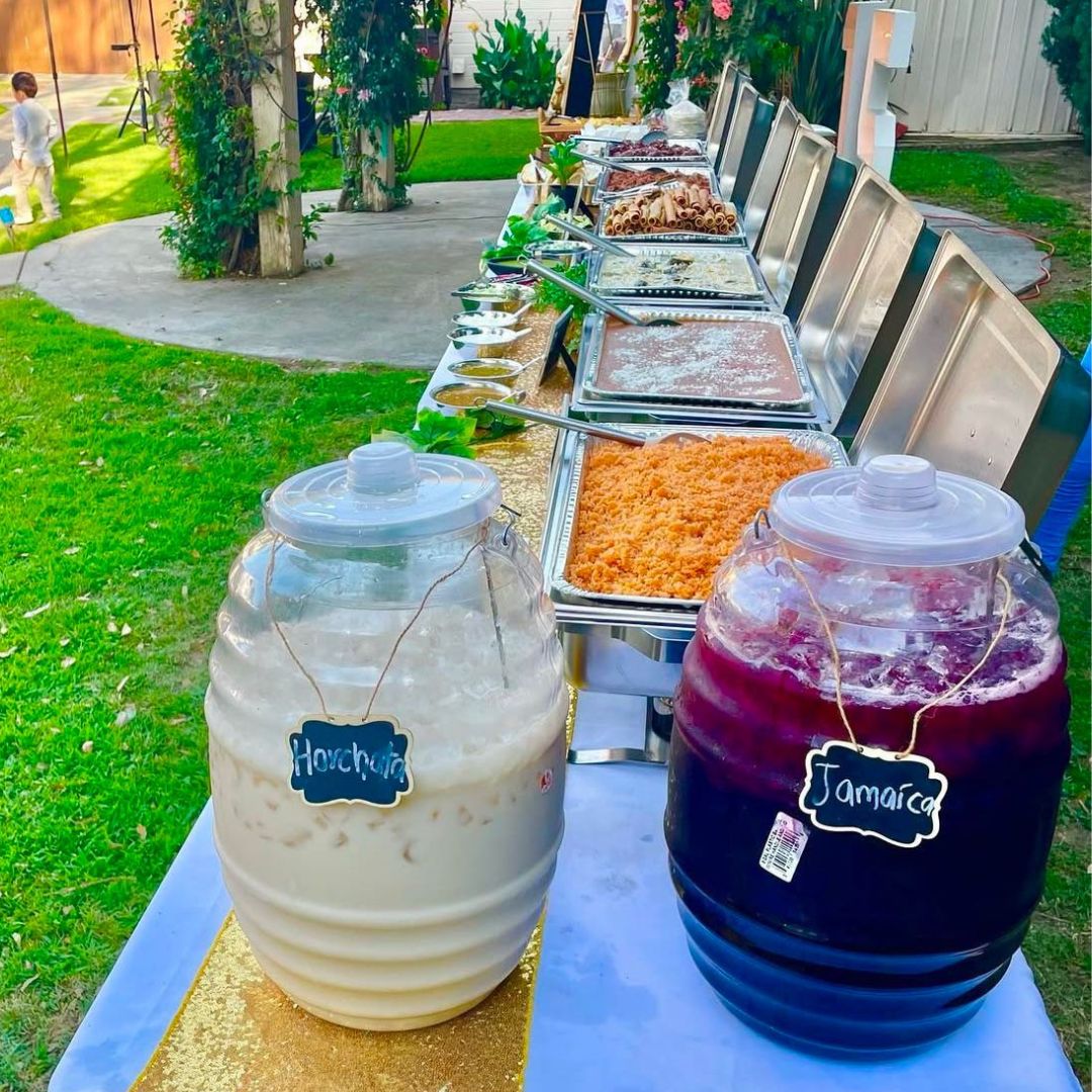 Comidas para fiestas económicas y rendidoras servidas en mesa de banquete