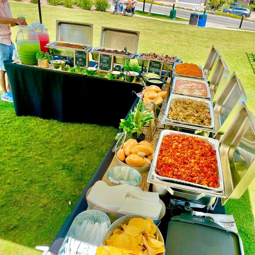 Comida barata para fiesta servida en mesa de evento