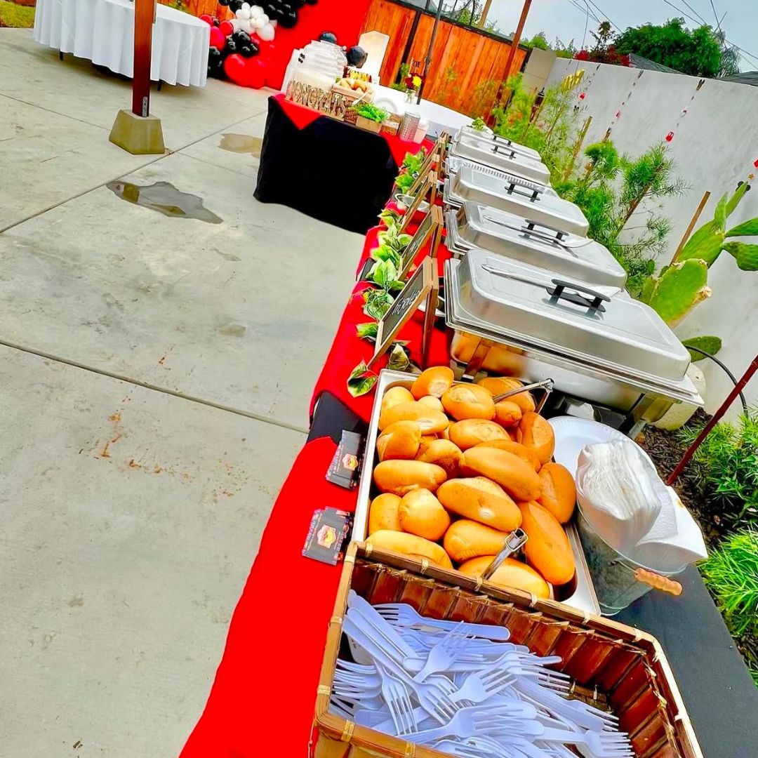 Comida económica para cumpleaños con decoración