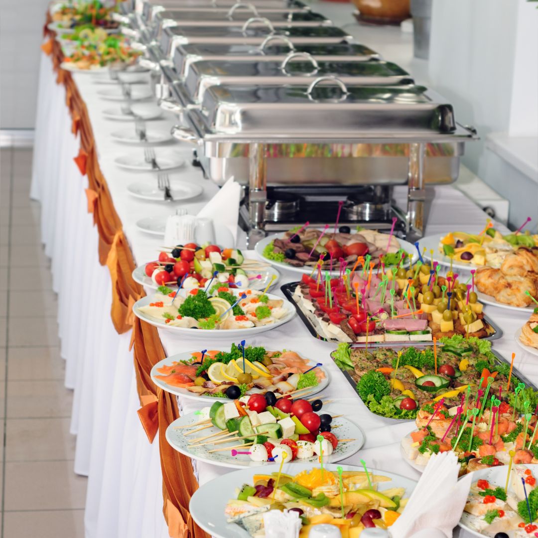 Comida económica para fiesta 50 personas en mesa redonda